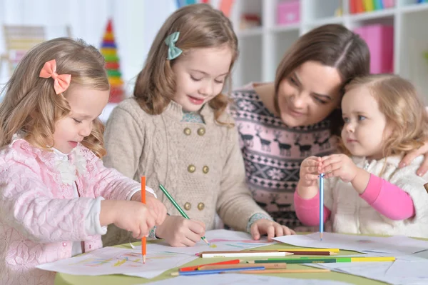 Madre y niñas dibujo — Foto de Stock