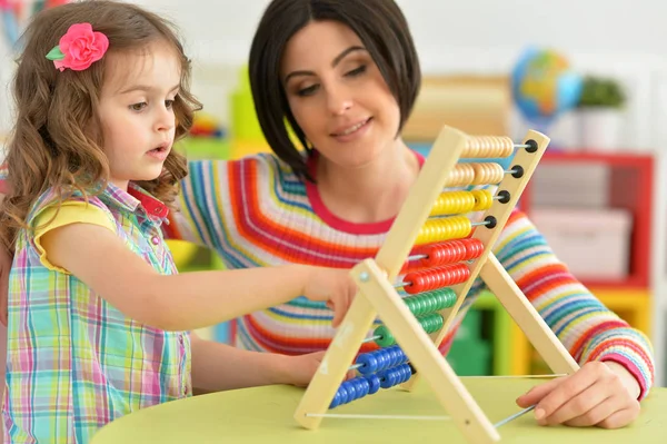 Junge Mutter spielt mit kleiner Tochter — Stockfoto