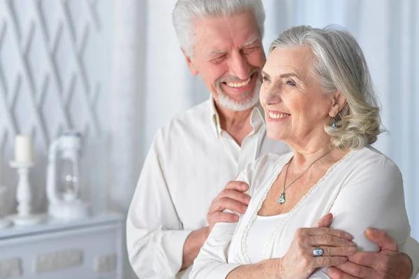 Retrato Casal Idosos Felizes Posando Casa — Fotografia de Stock