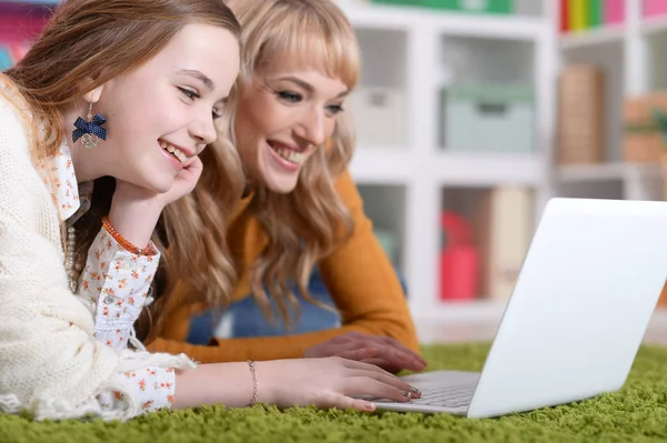 Jovem Com Menina Usando Laptop Casa Chão — Fotografia de Stock