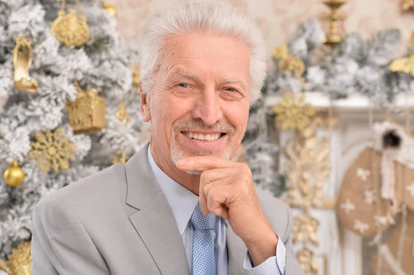 Retrato Hombre Mayor Con Árbol Navidad Fondo — Foto de Stock