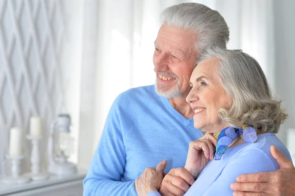 Retrato Feliz Pareja Ancianos Posando Casa —  Fotos de Stock