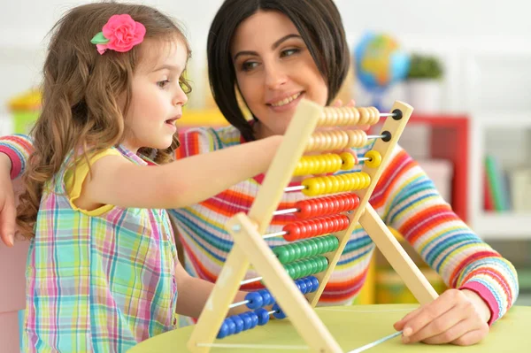 Ung mamma leker med lilla dotter — Stockfoto