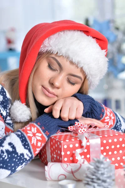 Retrato Mujer Sonriente Con Regalo Navidad Durmiendo —  Fotos de Stock