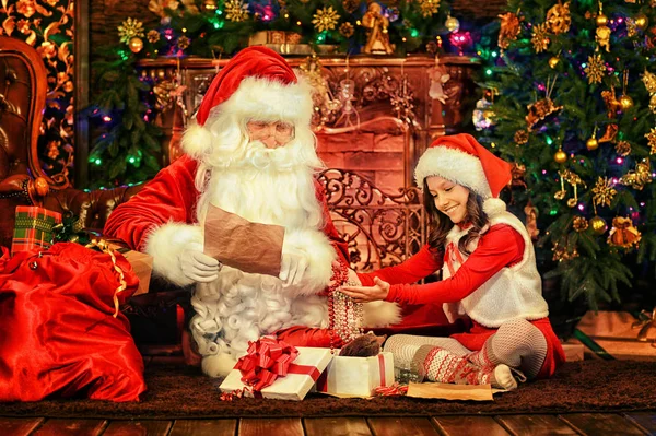 Niña Con Papá Noel Habitación Decorada Para Las Vacaciones Navidad — Foto de Stock