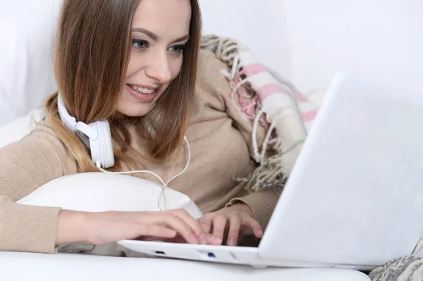 Jovem Mulher Bonita Usando Laptop Casa — Fotografia de Stock