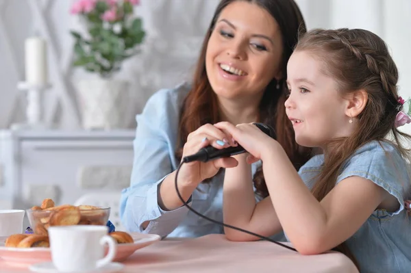 Meisje met moeder schilderij eieren — Stockfoto