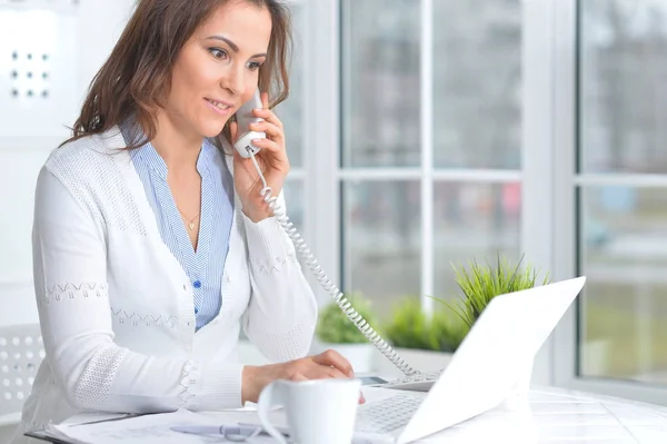 Junge Schöne Frau Arbeitet Mit Laptop Modernem Büro — Stockfoto