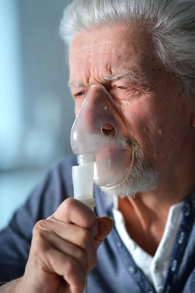 Porträtt Sjuk Senior Man Med Inhalator — Stockfoto