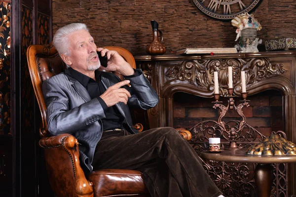 Sonriente Hombre Mayor Hablando Por Teléfono Mientras Está Sentado Silla — Foto de Stock