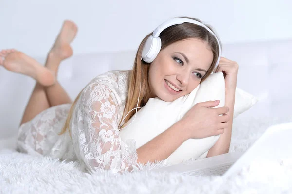 Νεαρή Όμορφη Γυναίκα Ακούτε Μουσική Στο Σπίτι — Φωτογραφία Αρχείου