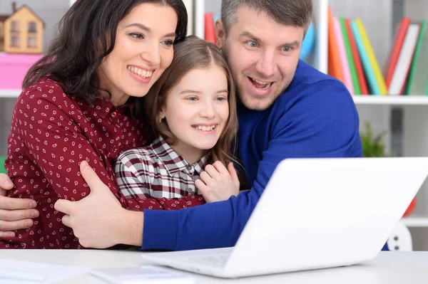 Padres Hija Usando Ordenador Portátil Habitación — Foto de Stock