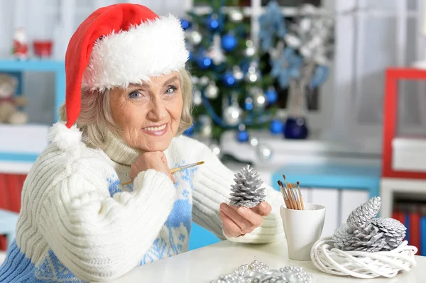 Senior kvinna som förbereder sig för jul — Stockfoto