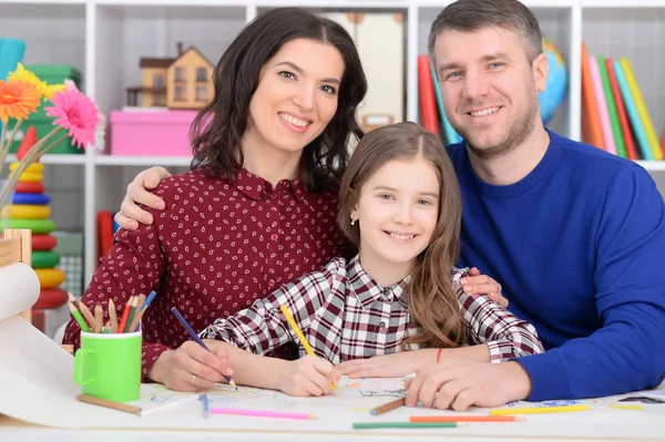 Föräldrar och dotter tittar på Globen — Stockfoto