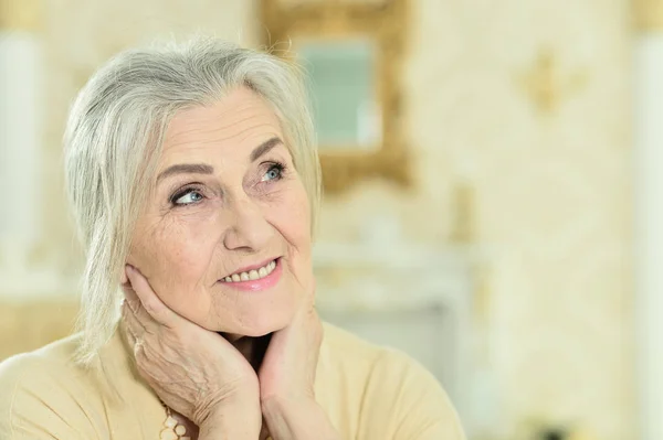 Porträt Einer Glücklichen Seniorin Die Hause Posiert — Stockfoto