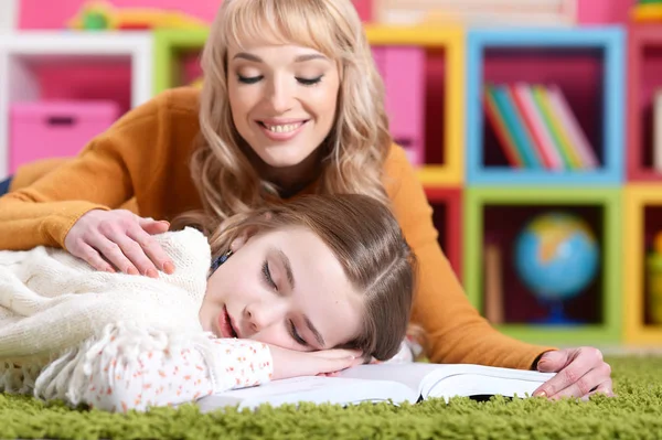 Mãe Acordando Sua Filhinha Que Dorme Livro Aberto — Fotografia de Stock