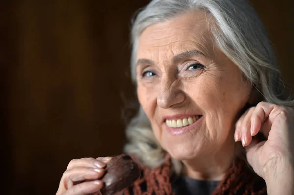 Portrait Femme Âgée Heureuse Mangeant Des Biscuits Chocolat Maison — Photo