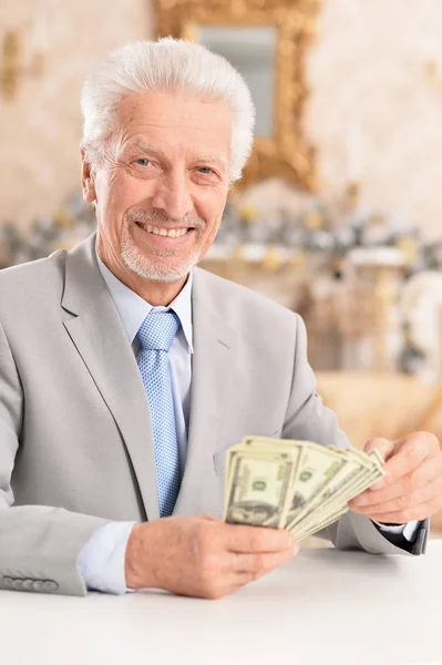 Empresário sênior contando dinheiro — Fotografia de Stock