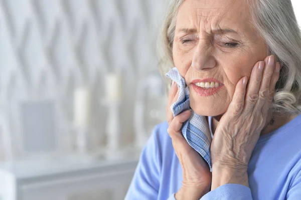 Nahaufnahme Porträt Einer Traurigen Seniorin Mit Zahnschmerzen — Stockfoto