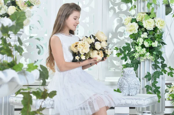 Beyaz Elbiseli Çiçeklerle Dekore Edilmiş Oda Poz Mutlu Küçük Kız — Stok fotoğraf