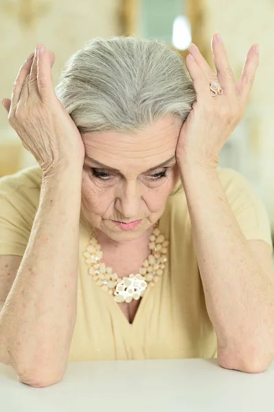 Porträt Einer Schönen Seniorin Mit Kopfschmerzen Die Hause Posiert — Stockfoto