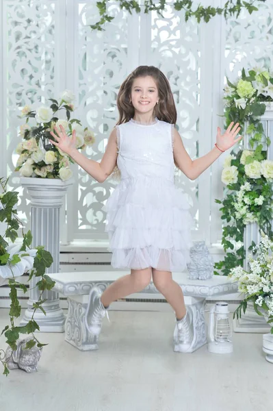 Счастливая Маленькая Девочка Белом Платье Прыгает — стоковое фото