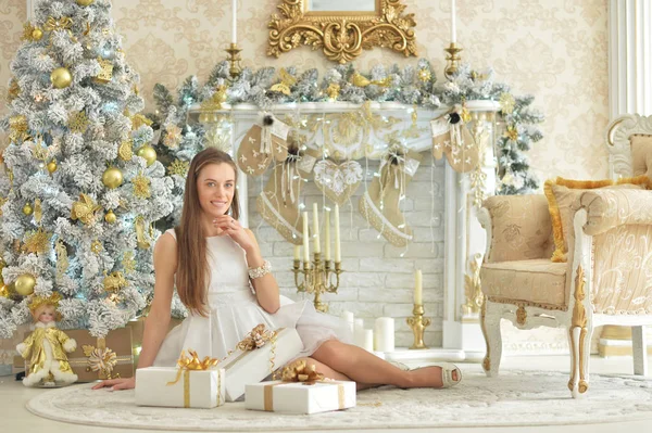 Schöne Junge Frau Posiert Weihnachtlich Dekorierten Zimmer — Stockfoto