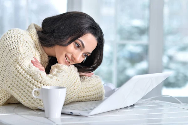 Portret Van Jonge Zakenvrouw Werken Bij Balie Kantoor — Stockfoto