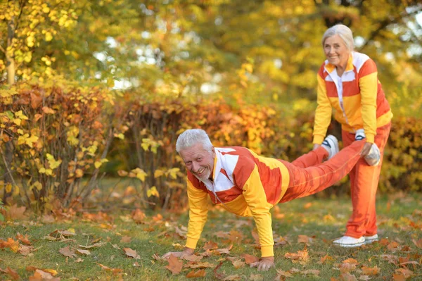 Счастливая Старшая Пара Делает Упражнения Осеннем Парке — стоковое фото