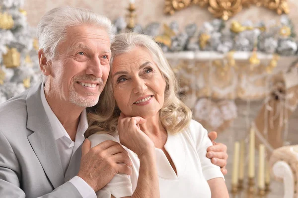 Retrato Abrazar Pareja Mayor Con Decoraciones Borrosas Navidad Fondo — Foto de Stock