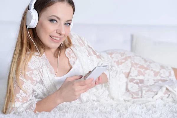 Piękna Młoda Kobieta Słuchania Muzyki Smartfona — Zdjęcie stockowe