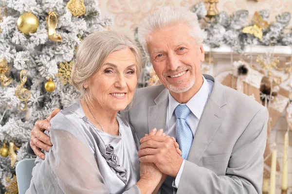 Noel hediyesi ile yaşlı çift — Stok fotoğraf