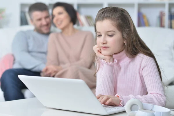 Menina Feliz Sentada Mesa Com Laptop Com Seus Pais Fundo — Fotografia de Stock