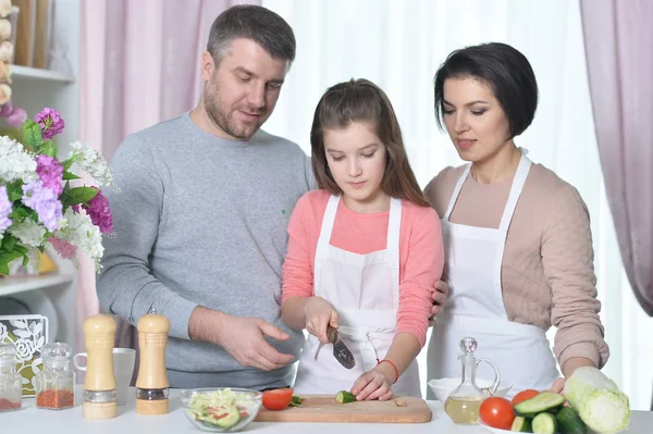 Ung Familj Matlagning Tillsammans Kök — Stockfoto