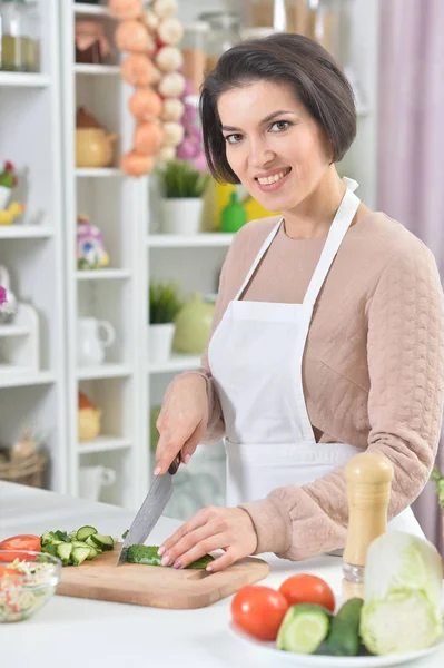 Wanita Tersenyum Memasak Dapur — Stok Foto