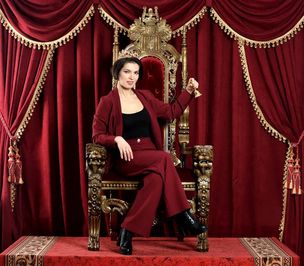 Porträt Der Jungen Königin Auf Stuhl — Stockfoto