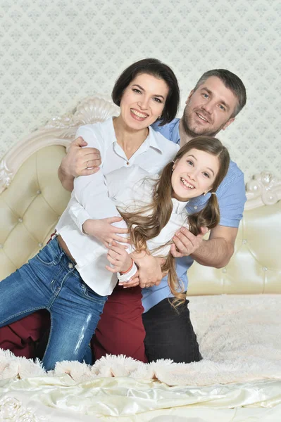 Счастливые Родители Дочь Позируют Комнате — стоковое фото