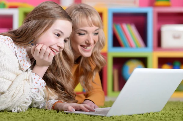 Jonge Vrouw Met Meisje Met Laptop Thuis Vloer — Stockfoto