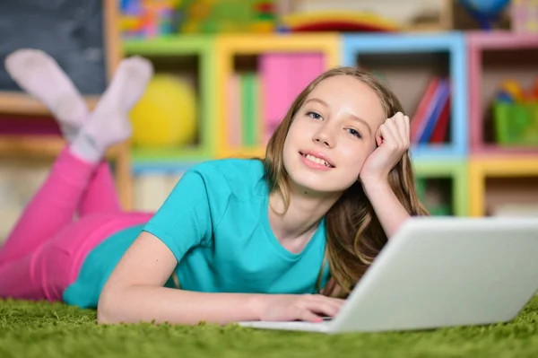 Menina Bonito Com Computador Portátil Chão — Fotografia de Stock