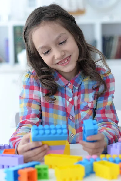 カラフルなプラスチック製のブロックで遊ぶ少女 — ストック写真