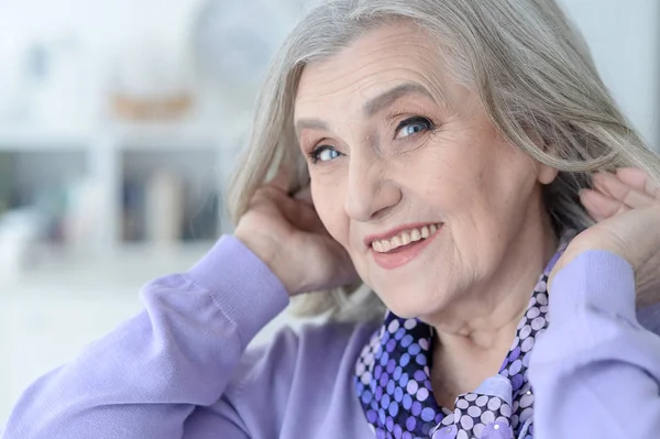 Porträt Einer Glücklichen Seniorin Die Hause Posiert — Stockfoto