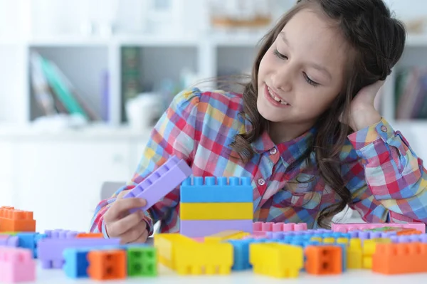 カラフルなプラスチック製のブロックで遊ぶ少女 — ストック写真