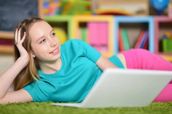 Schattig Meisje Met Laptop Verdieping — Stockfoto