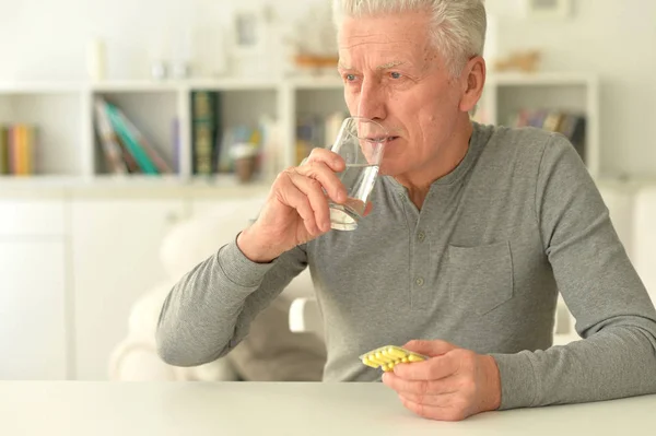 Anciano Enfermo Con Pastillas Mano — Foto de Stock