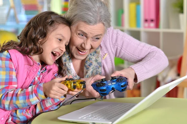 Oma Met Haar Kleindochter Spelen Van Computerspel Laptop Thuis — Stockfoto