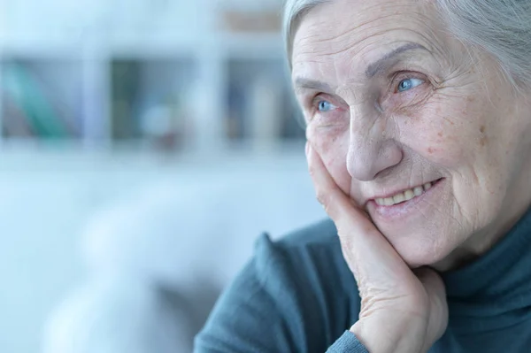 Porträtt Happy Senior Kvinna Poserar Hemma — Stockfoto