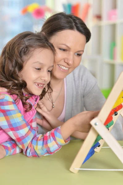 Mutter lehrt Tochter, Abakus zu benutzen — Stockfoto