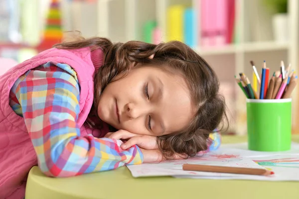 Ödevlerini Yaptıktan Sonra Masada Uyuyan Sevimli Kız Öğrenci — Stok fotoğraf