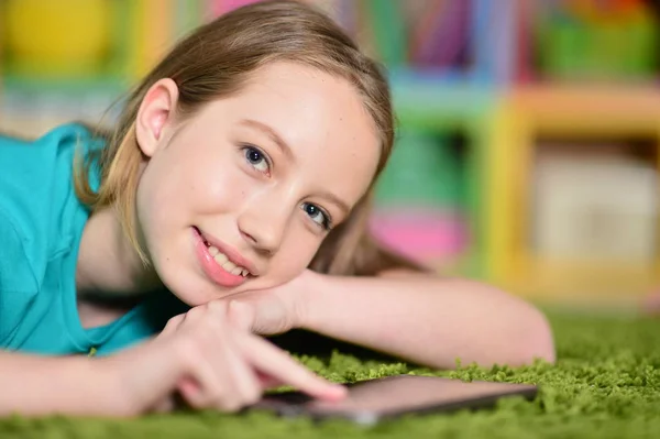 Χαριτωμένο Κορίτσι Ψηφιακό Tablet Στο Πάτωμα — Φωτογραφία Αρχείου