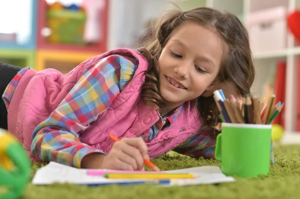 Маленькая Девочка Рисует Своей Комнате — стоковое фото
